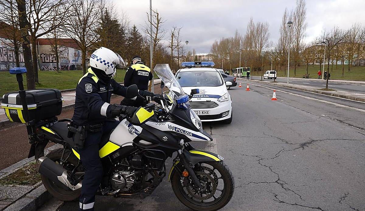 Un joven de 18 años sin carné huye de la Policía en moto, choca contra un coche y acaba en el hospital