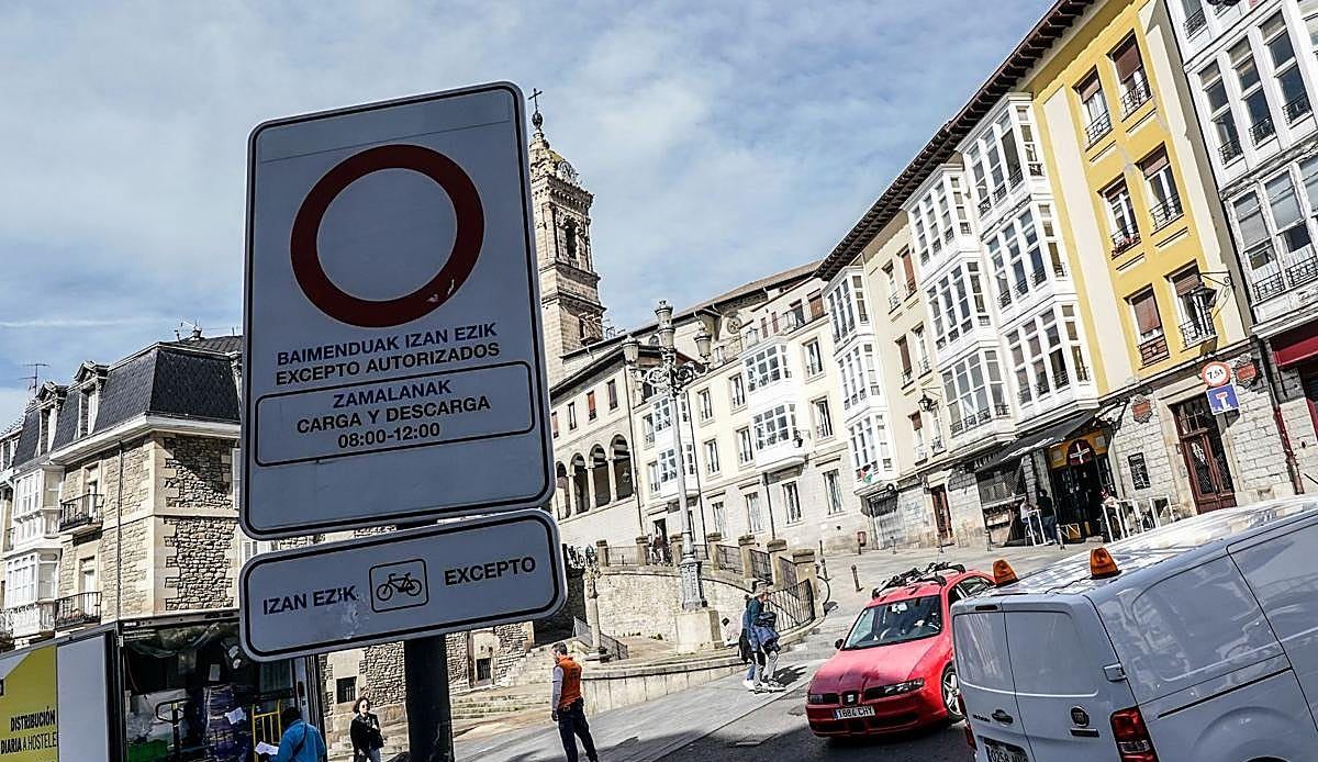 Vitoria endurece su apuesta por el aire limpio: la zona de bajas emisiones crecerá en 2027 junto con una OTA que penalizará a