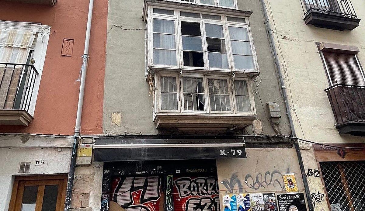 El Casco Medieval de Vitoria se despide por fin del edificio abandonado que lleva siete años amenazando con derrumbarse