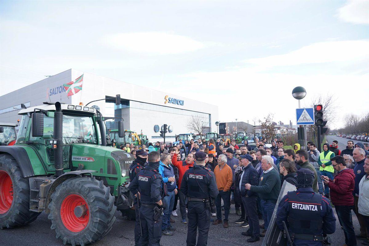 Tractores en Vitoria: el campo alavés sale a la calle para exigir que se declare la sequía