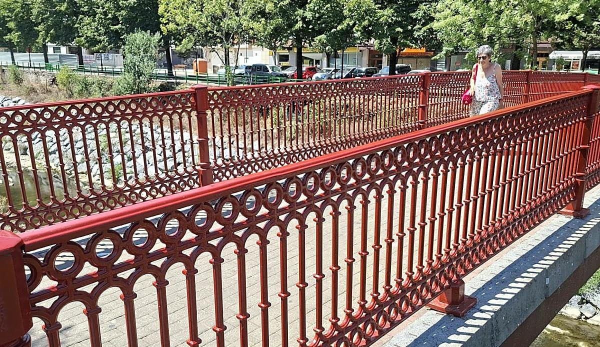 El puente de Zubiko recupera su icónico color rojo más de cuatro décadas después de la riada que lo destruyó