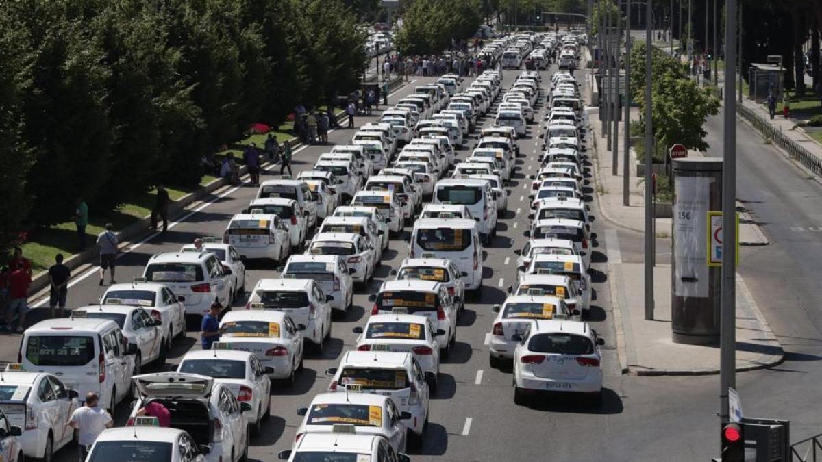 El sector del taxi de Vitoria planta cara al decreto de guardias con paros este fin de mes