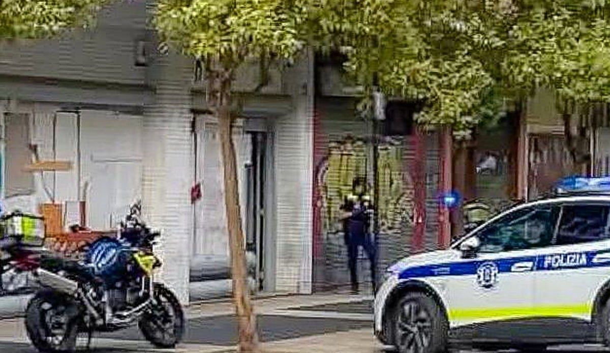 El barrio de Coronación en Vitoria vive en vilo: sesenta intervenciones policiales en agosto por una lonja okupada