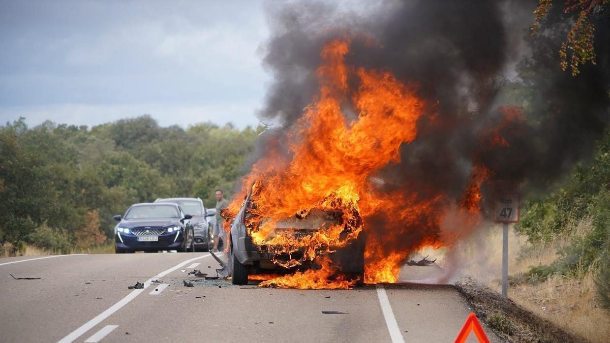 Un coche en llamas corta la carretera de Sayago y deja cuatro heridos tras un choque en cadena junto a Villar del Buey