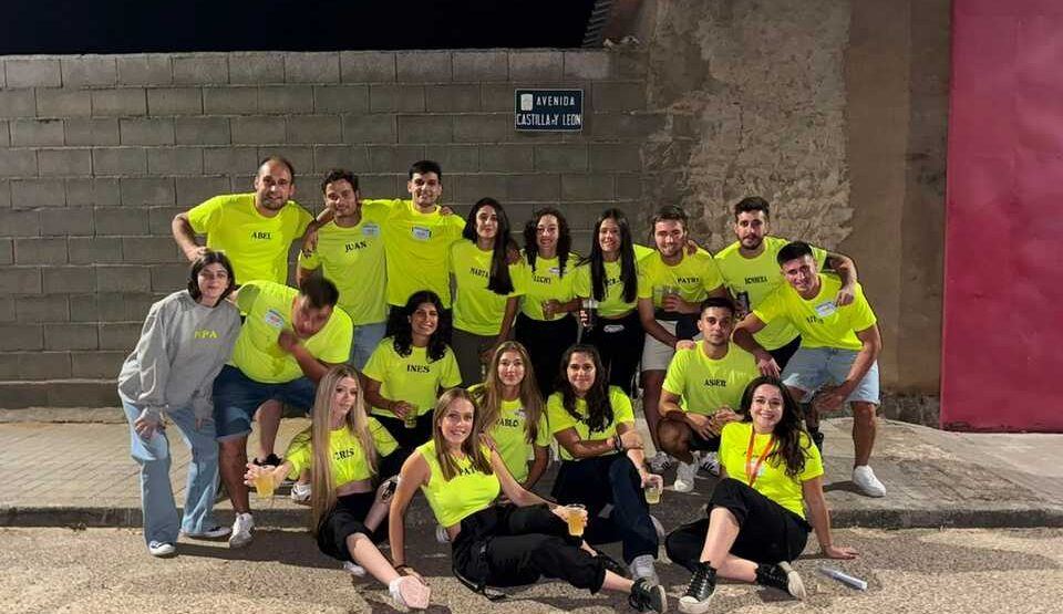 Las peñas toman las calles de Villalazán y arrancan unos días de fiesta cargados de alegría y color