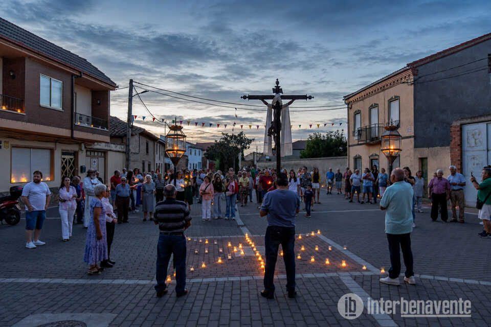 Santa Colomba de las Monjas se ilumina con miles de velas en su quinta edición de la Noche Mágica