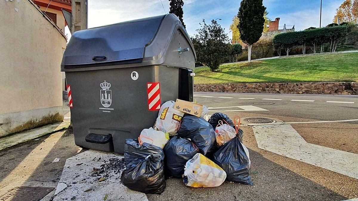 Zamora Decide denuncia el estado de abandono de las calles de Benavente y exige un plan de limpieza permanente