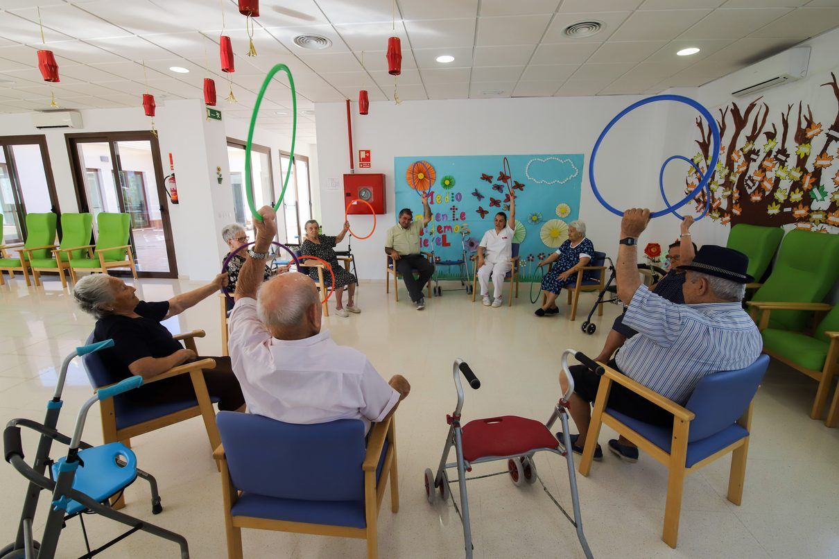 Los mayores del Centro de Día San Lázaro llevan semanas sin fisioterapia por falta de sustituto durante las vacaciones