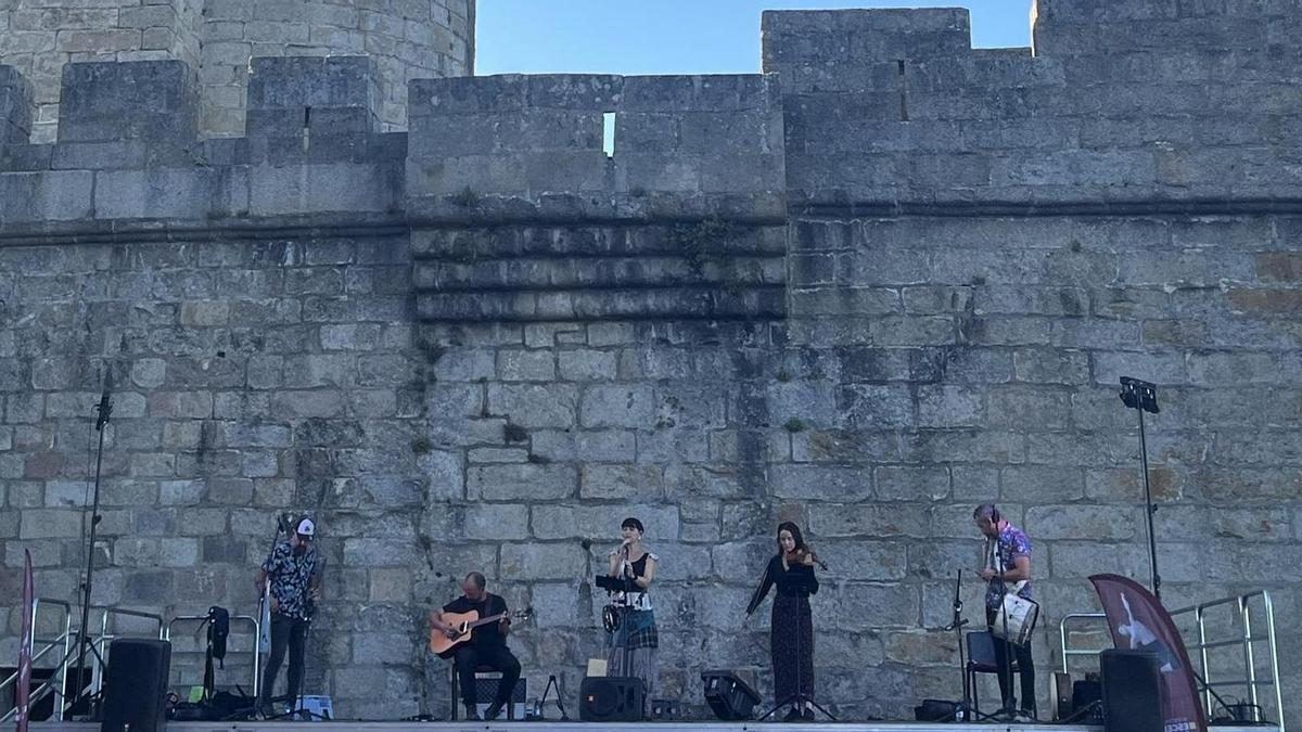 La plaza del castillo de Puebla de Sanabria vibra al ritmo del folk salmantino en una noche para el recuerdo