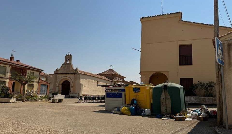 Los pueblos de Zamora se ahogan en residuos: los contenedores de reciclaje llevan semanas desbordados sin solución