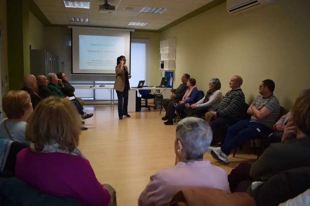 El Pego aprende a escuchar: una charla gratuita enseña a hablar con personas con demencia