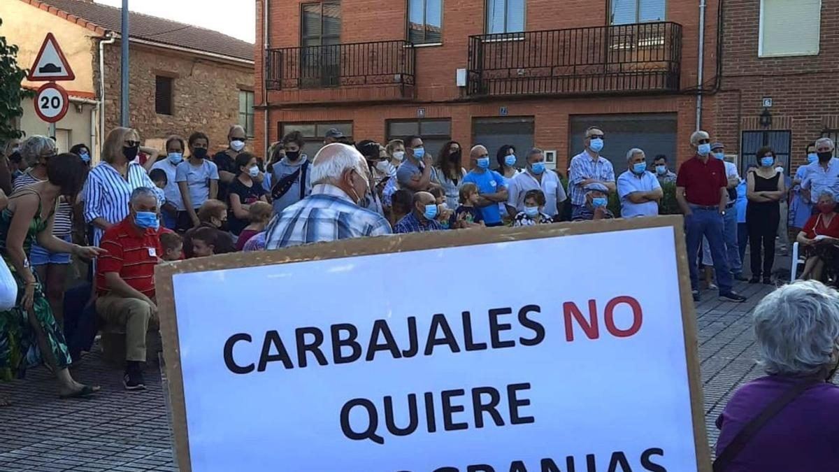 Vecinos de Carbajales de Alba contra el PP: "Somos jubilados y no podemos pagar una subida del 75% en el IBI"