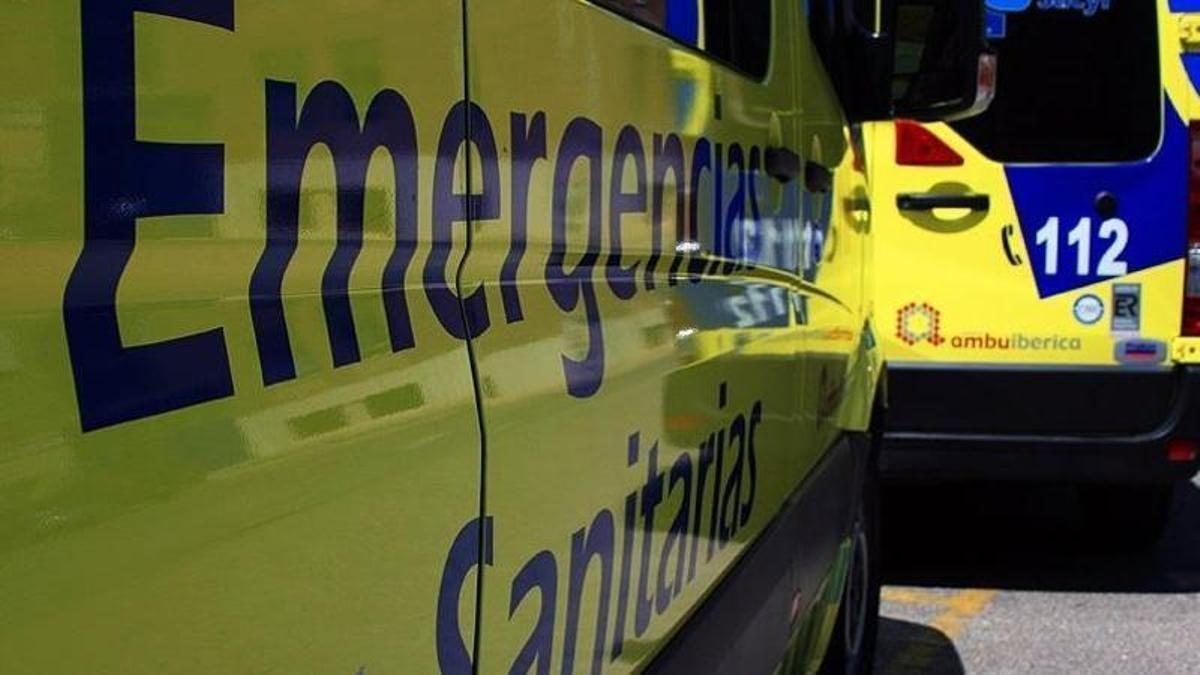 Un joven queda atrapado bajo su coche volcado en la N-122 a su paso por Coreses