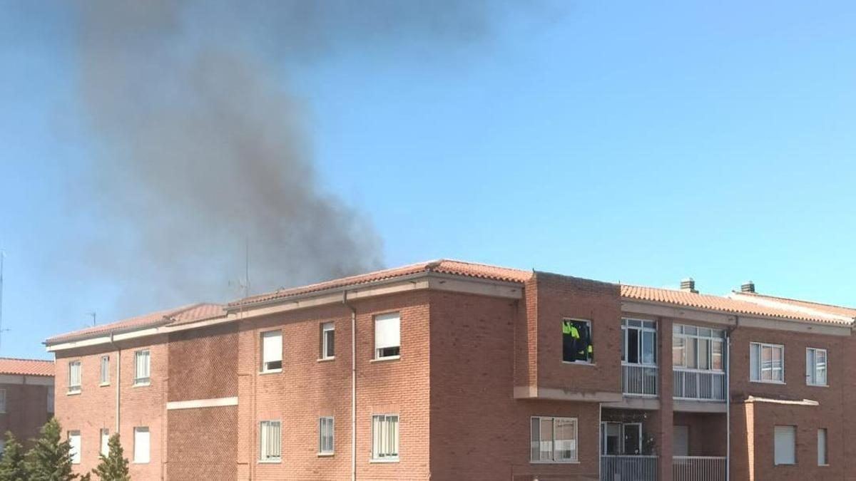 Un incendio en una vivienda de la calle Grijalba deja a una mujer afectada por inhalación de humo