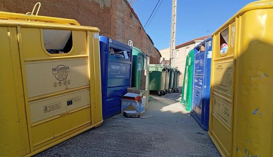 Litos lleva semanas pidiendo socorro ante el colapso de sus contenedores de reciclaje