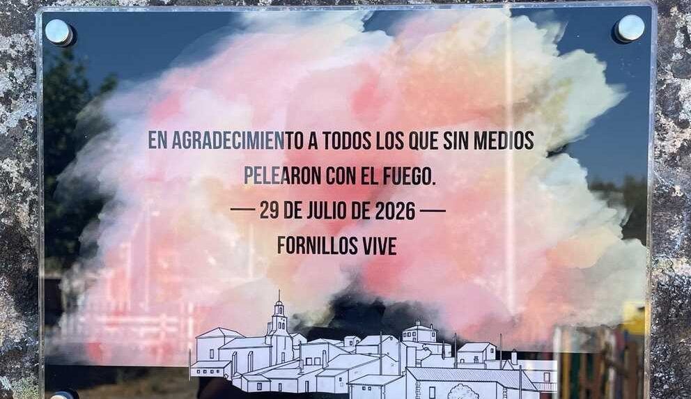 Fornillos honra con una placa a los vecinos que combatieron el fuego con cubos y azadas el pasado 29 de julio