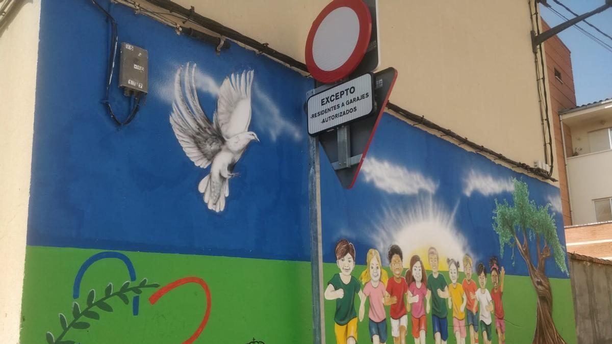 Zamora llena sus barrios de color: un mural con niños y una paloma de la paz da la bienvenida al colegio de San José Obrero