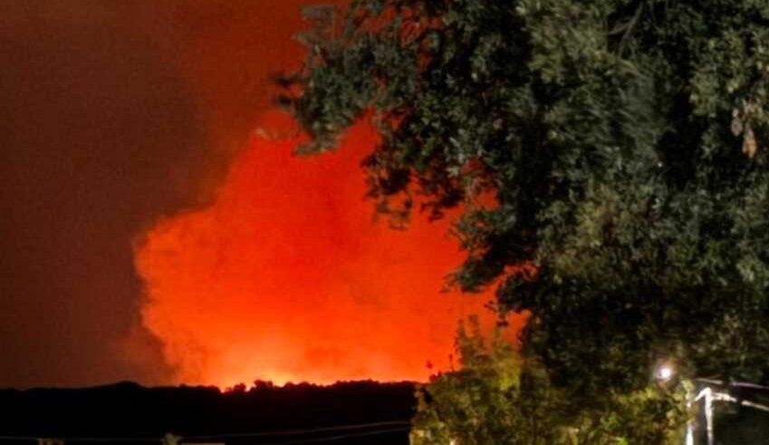 El fuego vuelve a despertar a Sayago: un incendio activo en la dehesa de Arcillo moviliza cuadrillas y autobombas de madrugad
