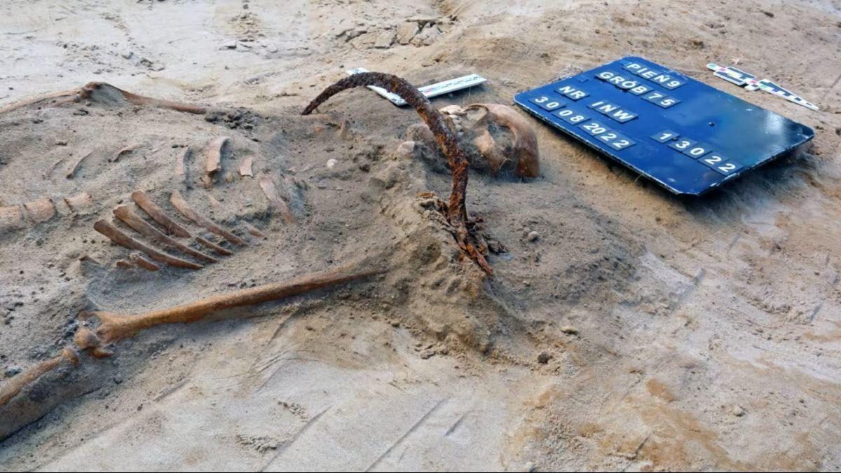 Enterrada con una hoz en la garganta y un candado en el pie para que no pudiera volver de entre los muertos