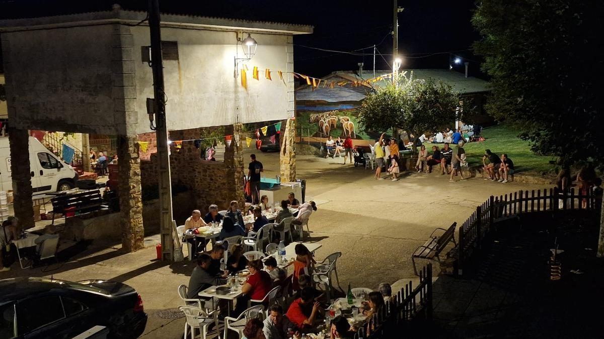 Villaflor se llena de vida: un pueblo de 14 vecinos recibe a más de 300 durante sus fiestas de San Mateo