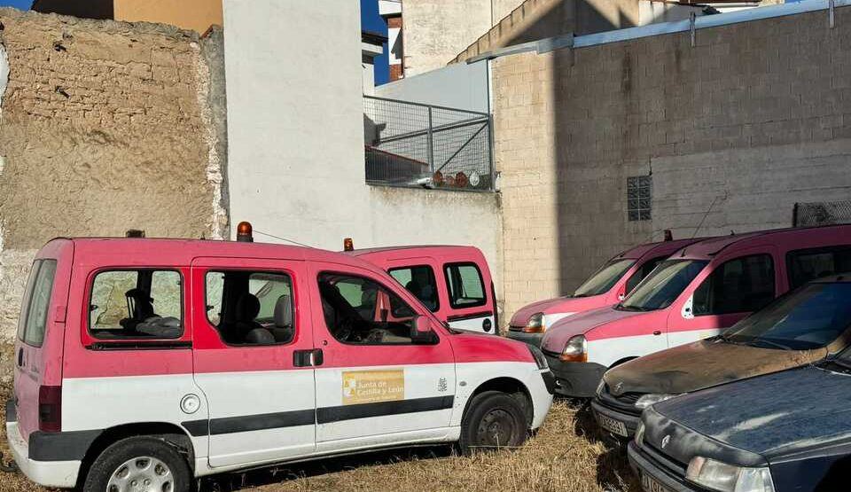 Coches oficiales abandonados y escombros acechan a las familias de las viviendas sociales de la Avenida de la Frontera