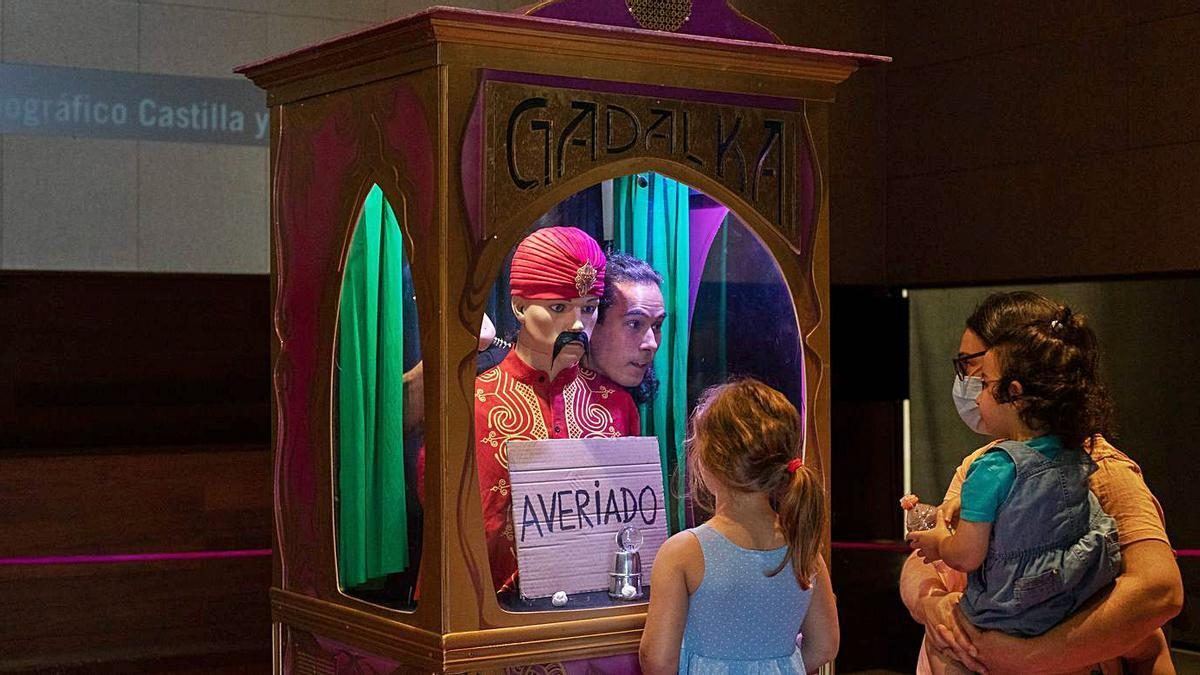 Zamora celebra tres décadas de ilusionismo con una exposición fotográfica que repasa la historia de sus Jornadas de Magia