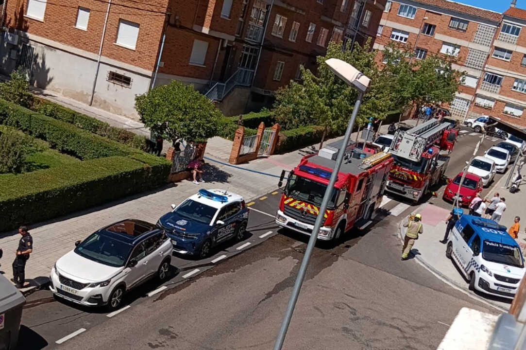 El fuego devora una cocina en pleno centro de Zamora y deja a una mujer intoxicada por el humo