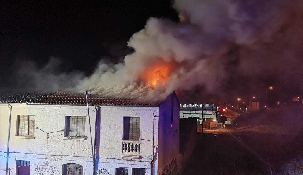 Un ciclista y un vecino evitan una tragedia en un incendio en la calle Grijalba de Zamora