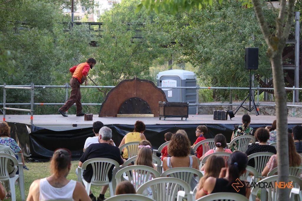 Las Aceñas de Cabañales despiden el Festival de Circo a la Calle con humor, magia y aventura intergaláctica