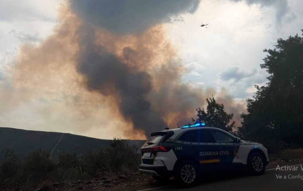 El incendio de Hermisende obliga a evacuar a 190 vecinos antes de mejorar al caer la noche