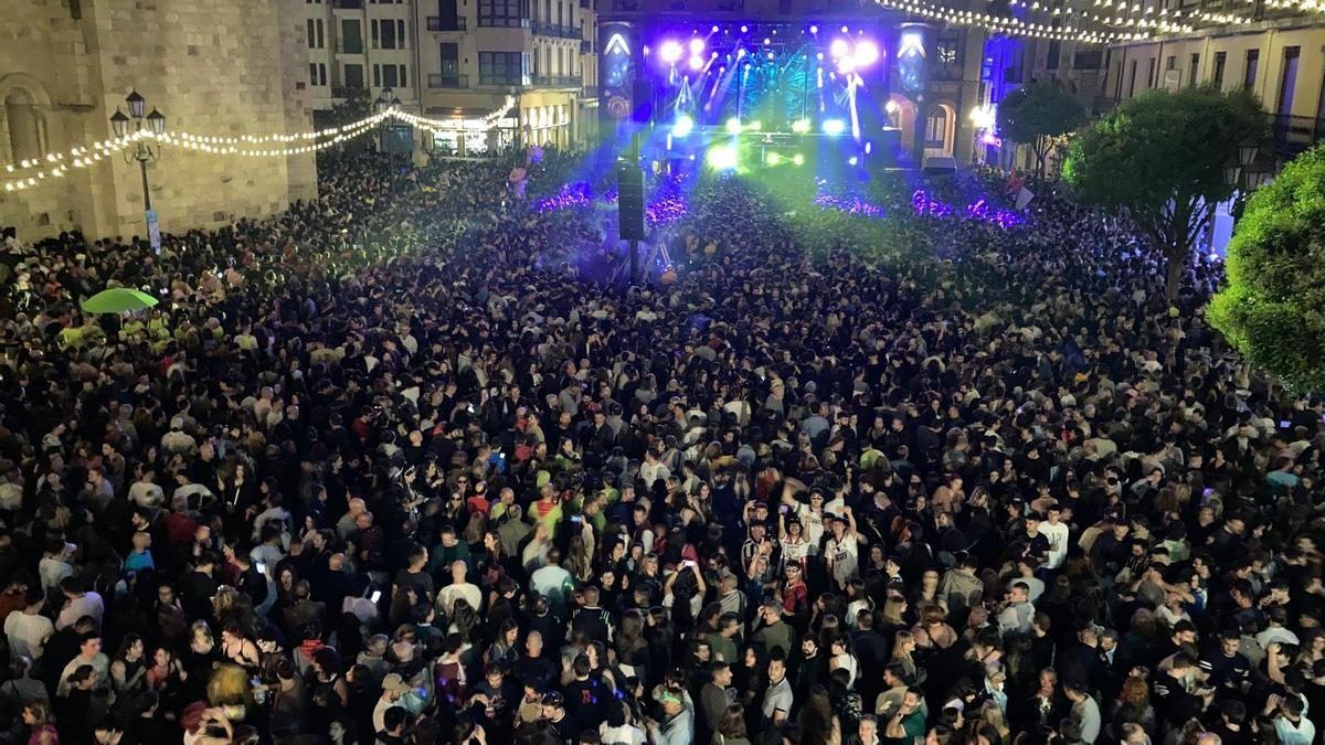 Zamora estrena la primera GBT Clinic de España con una inauguración que llenó la plaza de San Esteban de música, ambiente y s