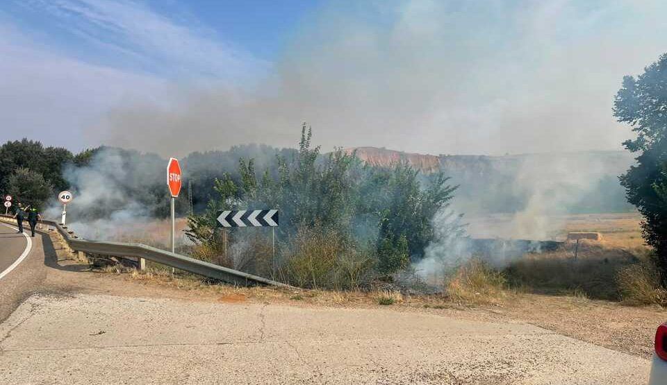Las llamas amenazan la ribera del Duero en Toro tras prender un rastrojo con balas de paja junto a la CL-602