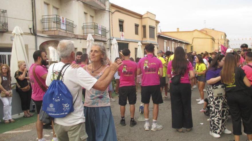 Camarzana de Tera cierra sus fiestas más emotivas con un homenaje a sus mayores y la gran batalla de las carrozas