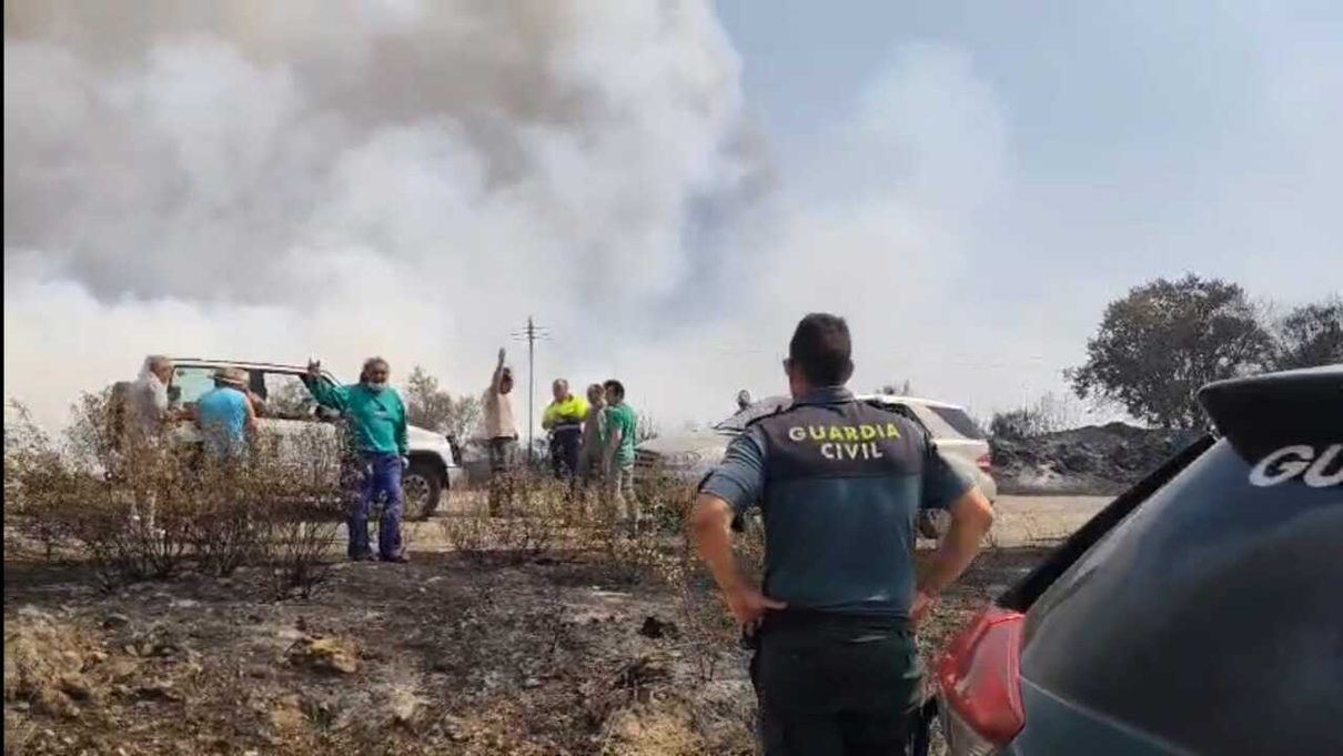 El fuego arrasa los Arribes del Duero en una noche que Fermoselle no olvidará
