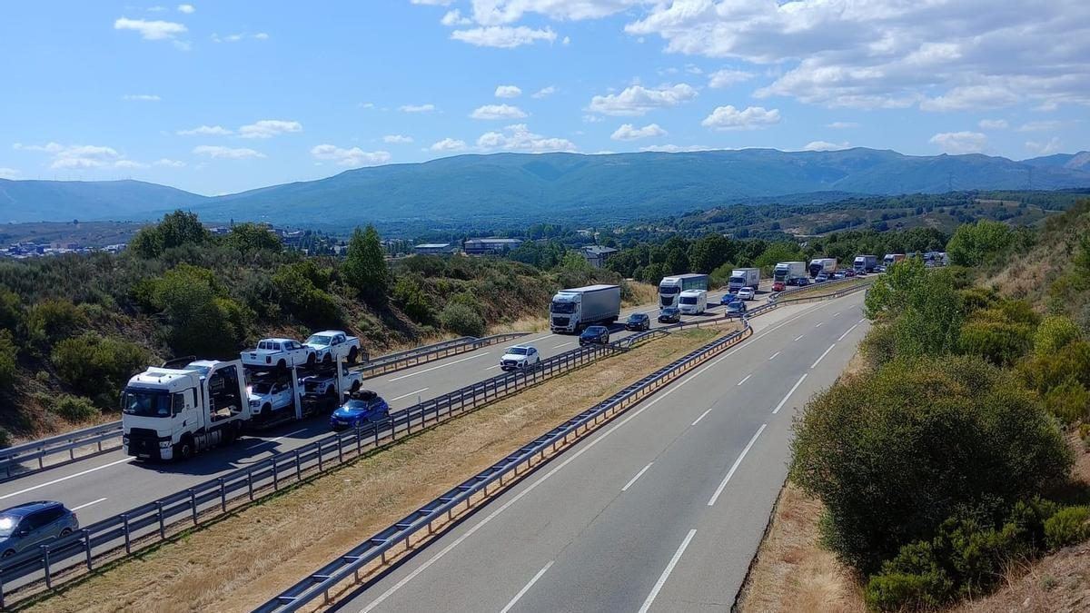 Un vuelco en la A-52 sacude la madrugada de Sanabria: un joven de 25 años sale ileso tras perder el control de su coche