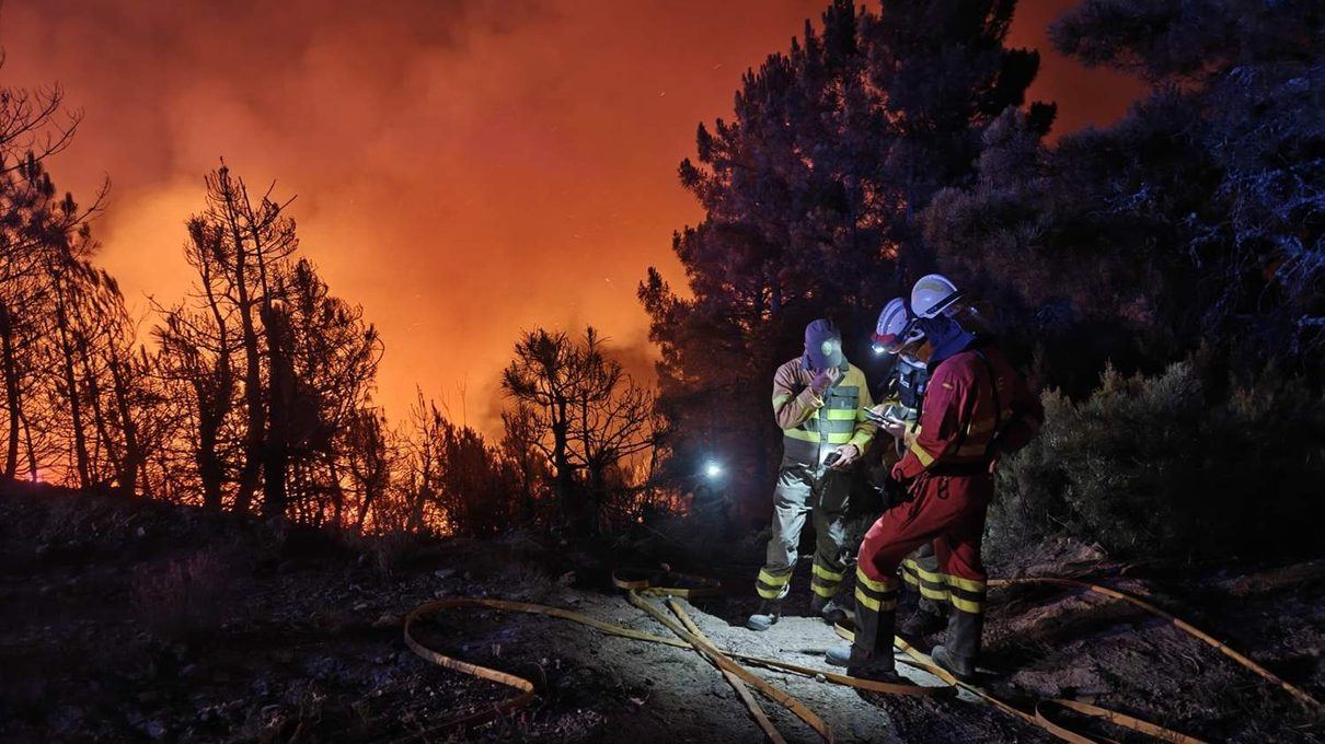 El fuego de Fermoselle cede terreno y permite el regreso de los vecinos a más de una docena de pueblos de Sayago