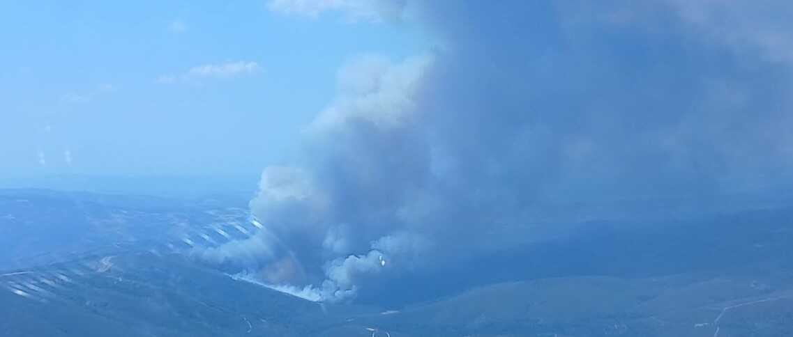 Casi treinta medios luchan en Hermisende para doblegar el incendio de La Tejera