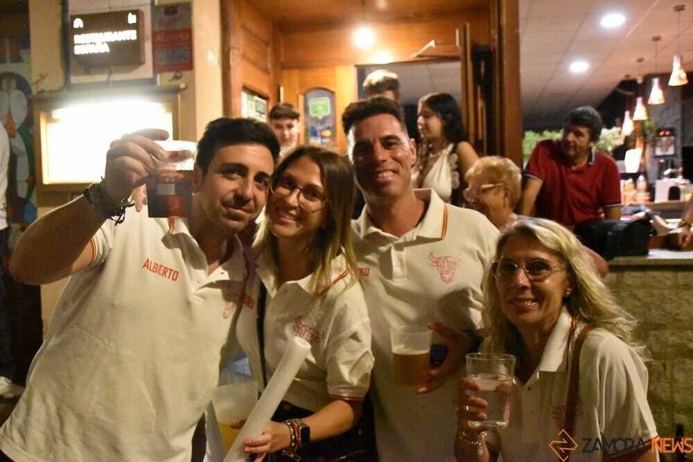 Más de 60 peñas tiñen de color la Plaza Mayor de Fermoselle en el arranque de San Agustín 2026