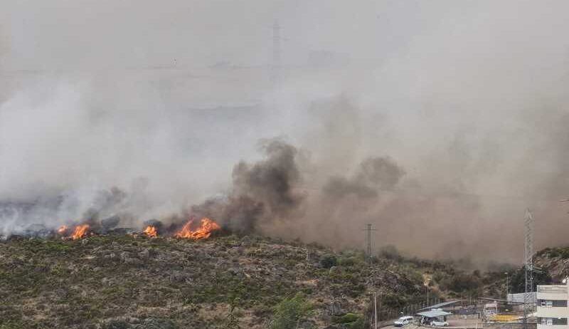El incendio de Villalcampo obliga a confinar Ricobayo y cortar dos carreteras antes de quedar estabilizado
