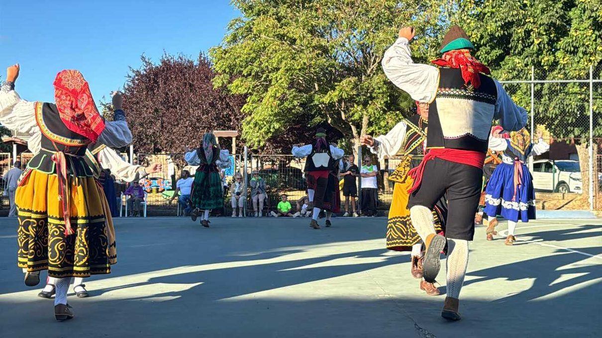 La tradición zamorana toma la Plaza Mayor de Samir de los Caños con jotas, fandangos y bordados de otro tiempo