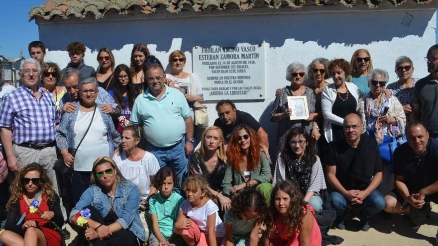 La justicia regresa al cementerio de Castrogonzalo: las familias reinstalan la placa en memoria de dos fusilados en 1936