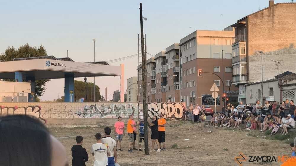 Pinilla se rinde a la cucaña: risas, caídas y un jamón que tardó más de media hora en caer