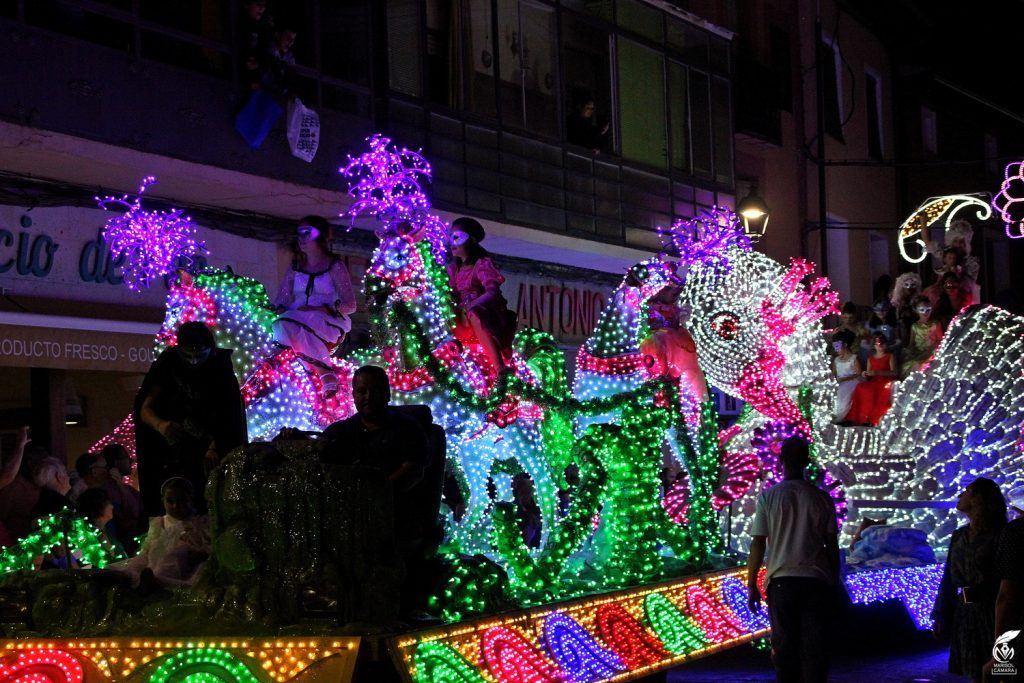 Coreses vive uno de sus días más festivos con un espectacular desfile de carrozas que llenó las calles de alegría