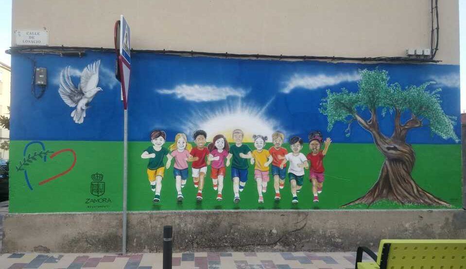 El colegio Nuestra Señora del Rocío estrena un mural de colores mientras Zamora prepara una nueva oleada de arte en los barri