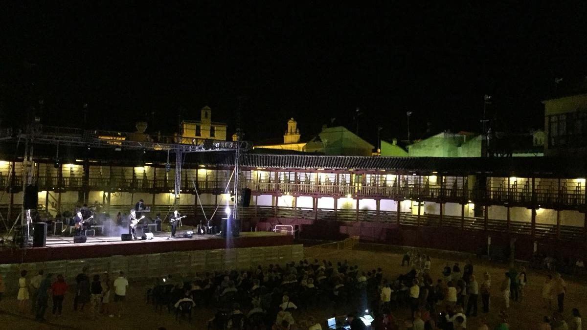 Duncan Dhu llena la Plaza de Toros de Toro y cierra con ovación una edición récord de las Noches de 2026