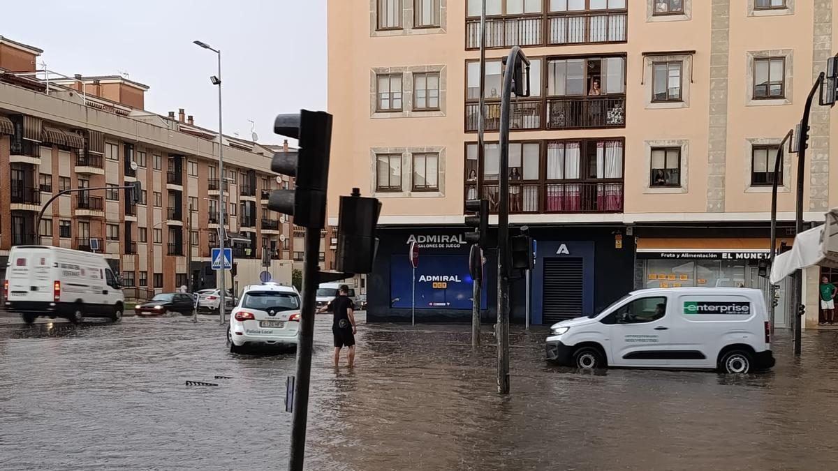 La rotonda de la Puerta Corredera vuelve a ahogarse: las lluvias de agosto anegan el centro de Toro