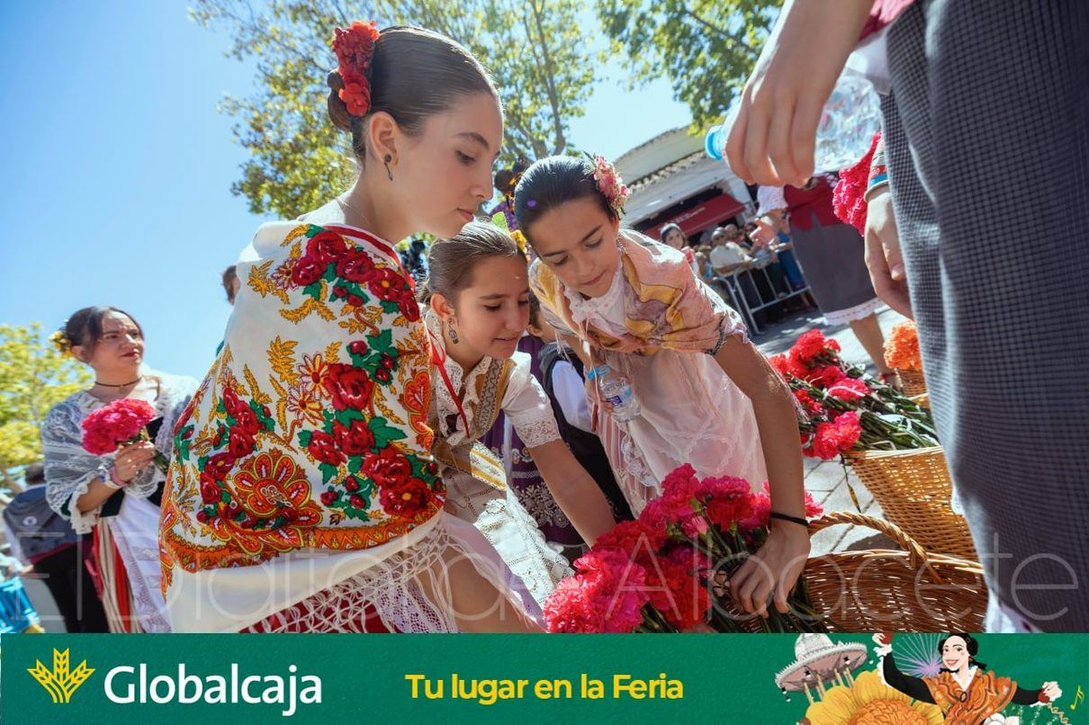 Miles de albaceteños tiñen de color y devoción el Recinto Ferial en la Ofrenda a la Virgen de Los Llanos