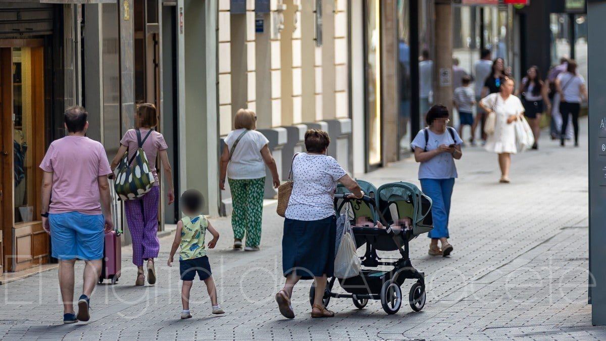 Albacete premia cada nacimiento y adopción con 300 euros canjeables en comercios locales
