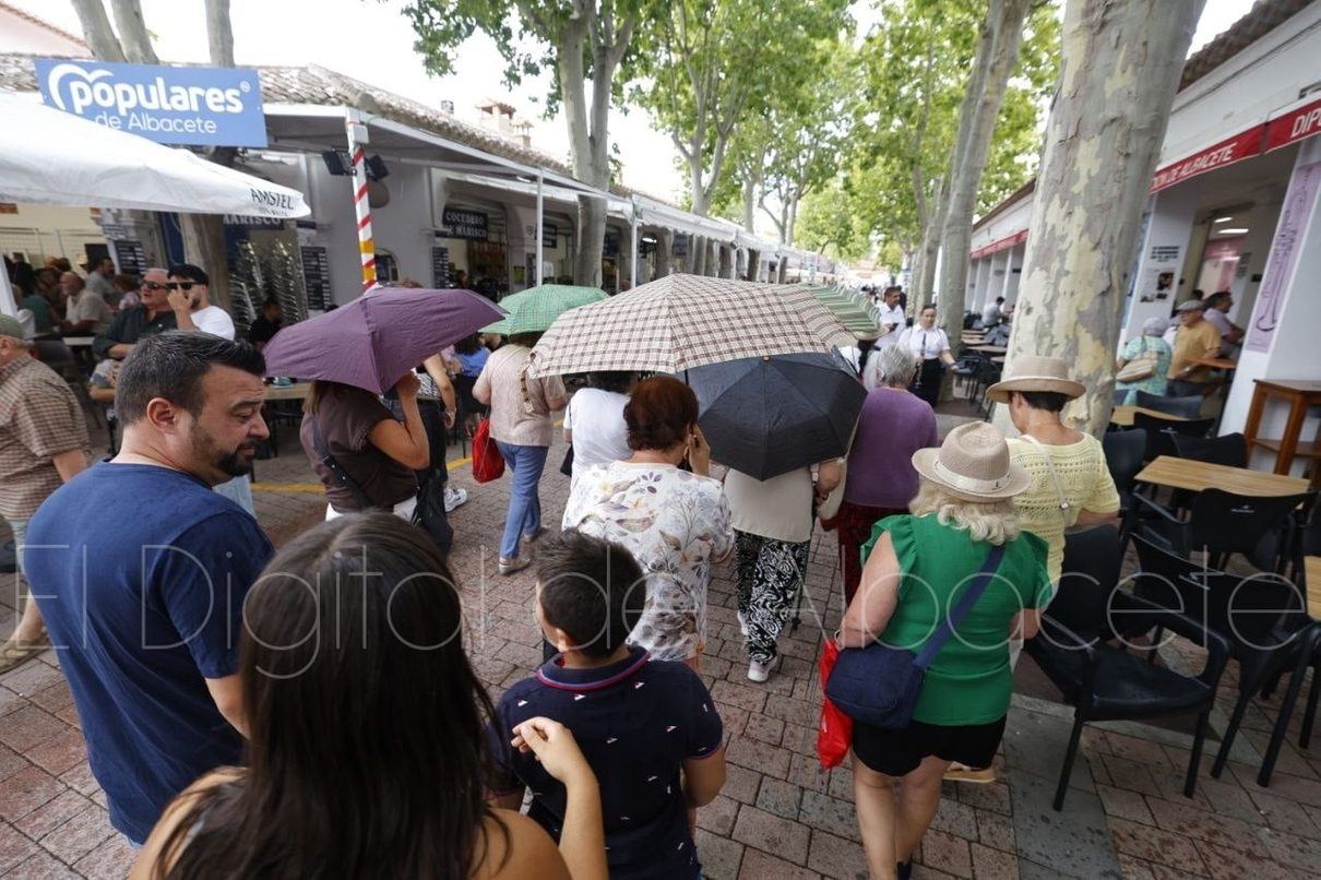 Paraguas a mano: la lluvia se cuela en los últimos compases de la Feria de Albacete