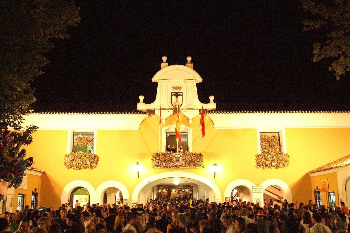 Miles de albaceteños llenan de claveles y fervor la capilla de la Virgen de Los Llanos en plena Feria